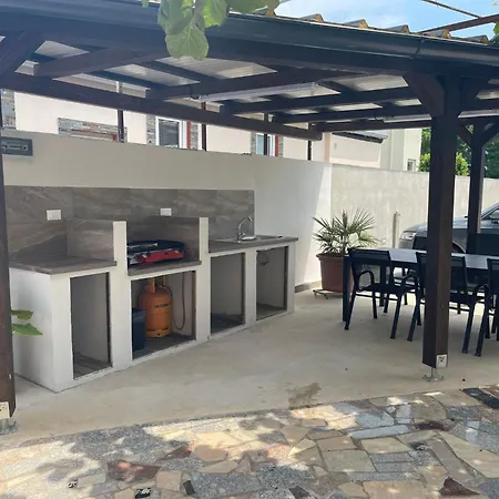 In Mit Garten Und Terrasse By Interhome Apartmán