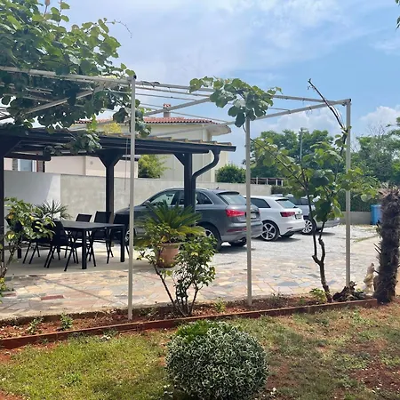 In Mit Garten Und Terrasse By Interhome Apartmán Fažana